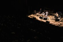 安藤裕子「続：アナタ色ノ街」東京・草月ホール公演の様子。（Photo by Hayato Watanabe）