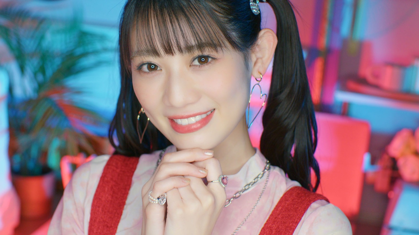 TEAM SHACHI「おとなりさん」MVより。