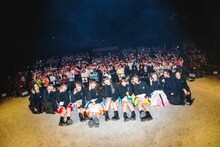 客席をバックに記念撮影する真っ白なキャンバス。（撮影：真島洸）