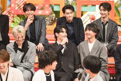 楽器を持つことをメンバーに提案するTETTA（中央）。（撮影：上野留加）