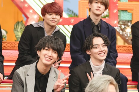 ピースする池田彪馬（左）、松村和哉（右）、志村玲於（上段左）。（撮影：上野留加）