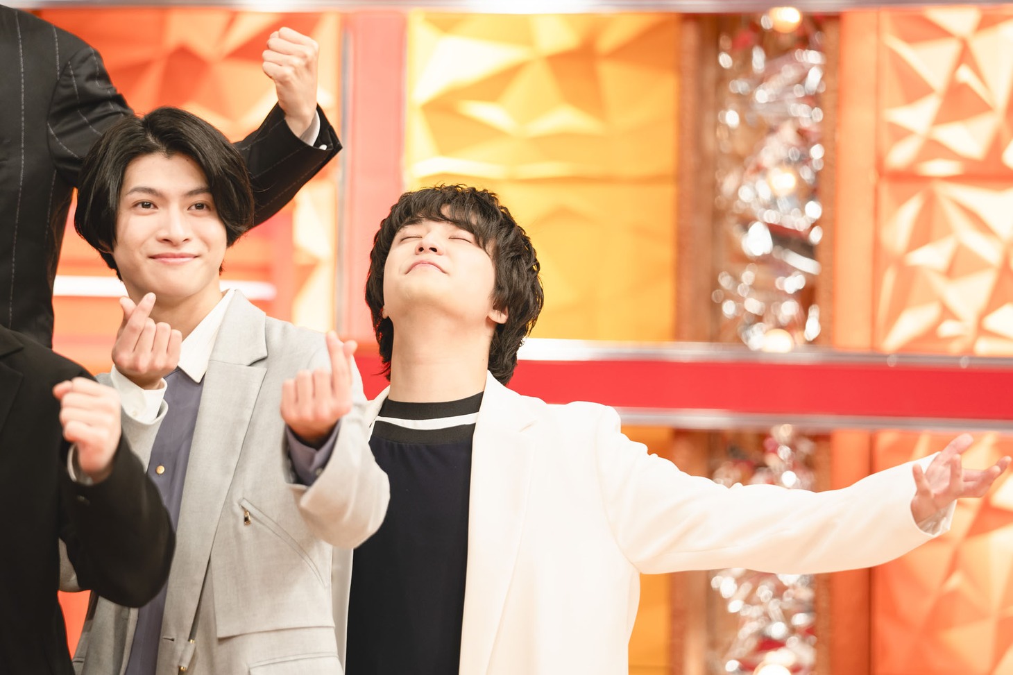 個性的なポーズで集合写真に収まるさくらしめじ。（撮影：上野留加）