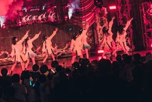 真っ白なキャンバス「一輪咲いても僕は僕」の様子。（撮影：真島洸）