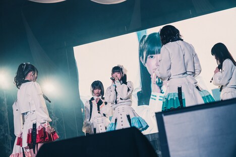 真っ白なキャンバス「一輪咲いても僕は僕」の様子。（撮影：真島洸）