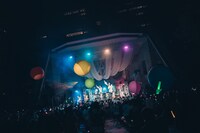 真っ白なキャンバス「一輪咲いても僕は僕」の様子。（撮影：真島洸）