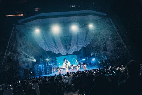 真っ白なキャンバス「一輪咲いても僕は僕」の様子。（撮影：真島洸）