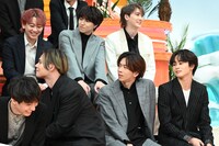 “ライバル認定”を受け、FUMIYAの話を凝視して聞く超特急。