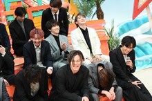 爆笑する超特急。