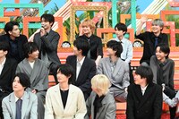 釣り部入部希望の手が挙がり、安堵の表情を浮かべる吉澤要人（上段左から2番目）。