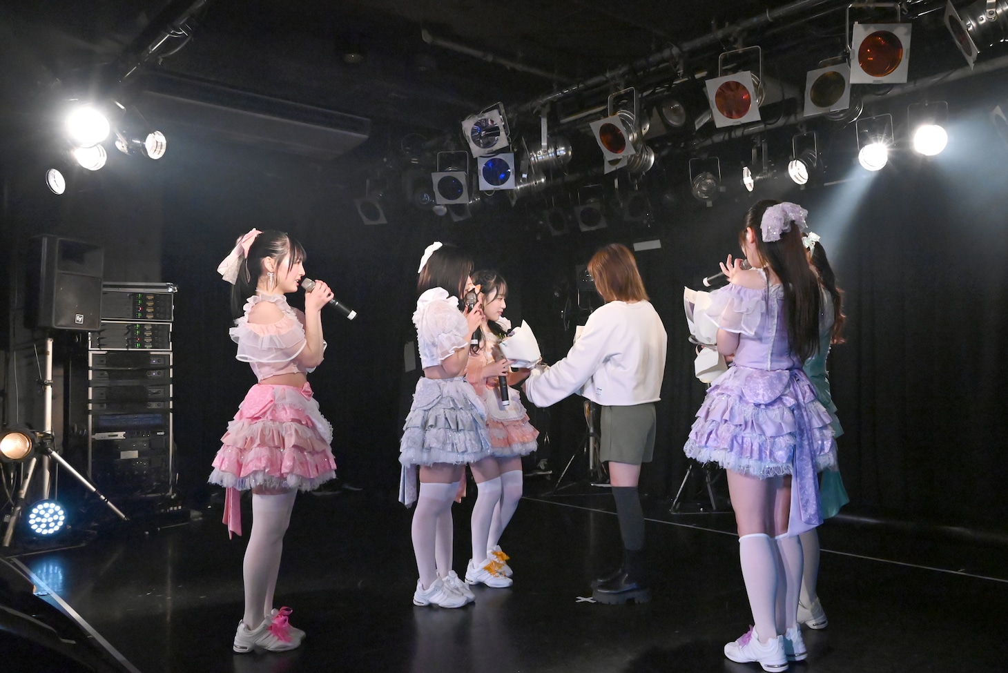 スタッフから花束を受け取る#よーよーよー。