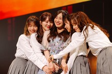 メンバーに抱きつかれる潮紗理菜（中央）。（撮影：上山陽介）