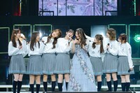 潮紗理菜と一期生メンバー。（撮影：上山陽介）