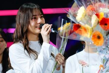 潮紗理菜に花を渡す小坂菜緒。（撮影：上山陽介）