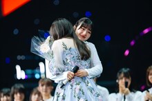 潮紗理菜と抱き合う佐々木美玲。（撮影：上山陽介）