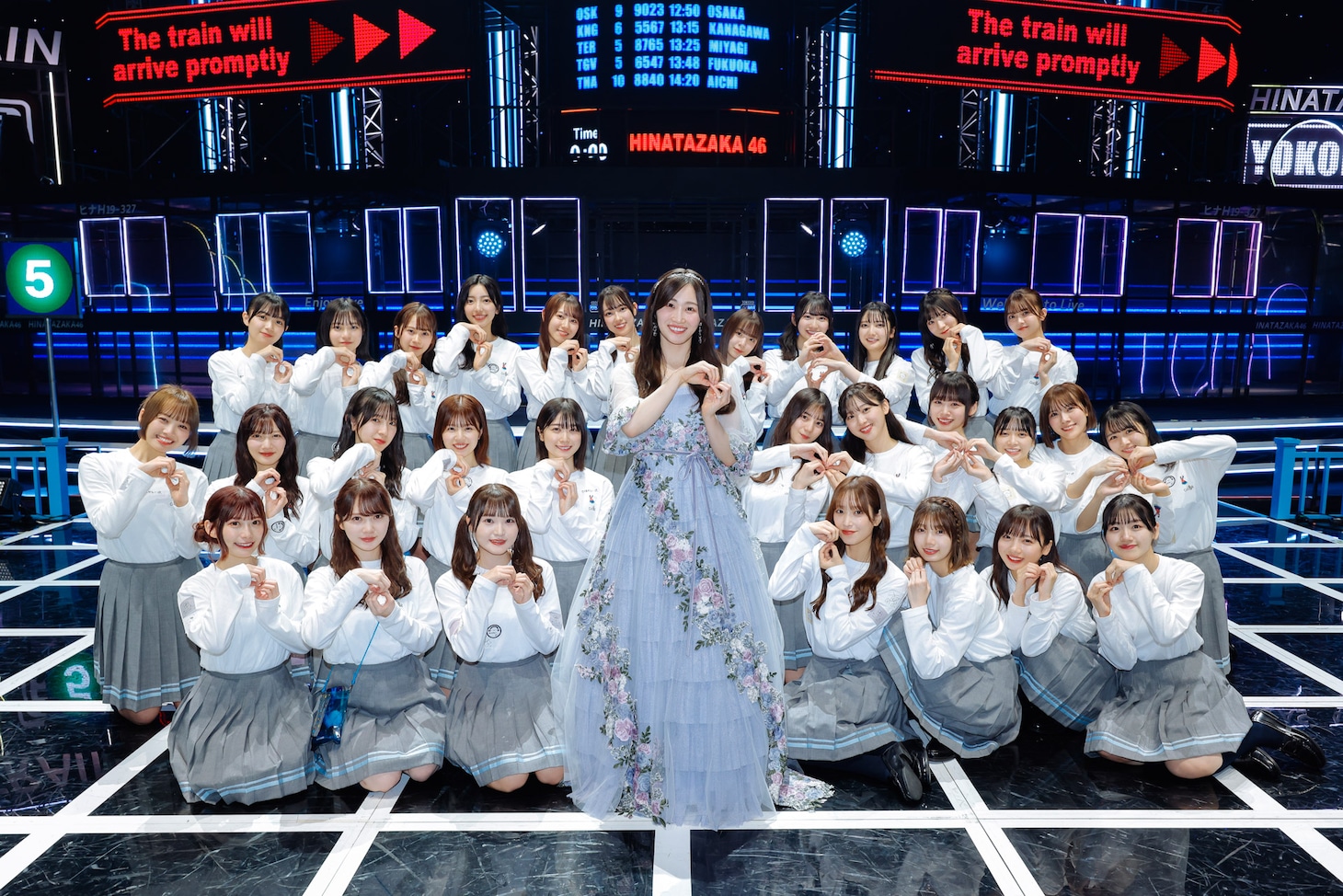 潮紗理菜と日向坂46メンバー。（撮影：上山陽介）