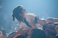 「肉喰え」でダイブする眉村ちあき。