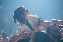 「肉喰え」でダイブする眉村ちあき。