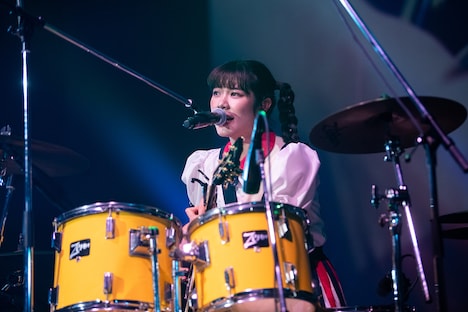 「十二支のアマゾン」を披露する眉村ちあき。