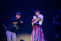 師匠・TACOS BEATS（左）をステージに招き、ポーズを決める眉村ちあき（右）。