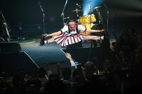 飛ぶ眉村ちあき。