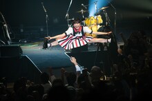 飛ぶ眉村ちあき。