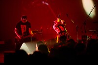 マユムラーの1人・JUICY（左）と眉村ちあき（右）。