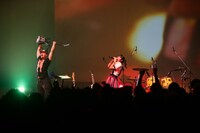 マユムラーの1人・JUICY（左）と眉村ちあき（右）。