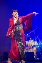 映画「レディ加賀」の主題歌「バケモン」を初披露する眉村ちあき。