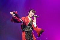 映画「レディ加賀」の主題歌「バケモン」を初披露する眉村ちあき。