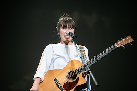 涙をこらえて鬼の形相になる眉村ちあき。