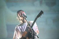 「未来の僕が手を振っている」を披露する眉村ちあき。