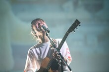 「未来の僕が手を振っている」を披露する眉村ちあき。