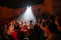 「肉喰え」でダイブする眉村ちあき。