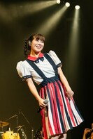 「マルコッパ」のダンスをファンにレクチャーする眉村ちあき。