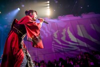 映画「レディ加賀」の主題歌「バケモン」を初披露する眉村ちあき。