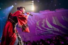 映画「レディ加賀」の主題歌「バケモン」を初披露する眉村ちあき。