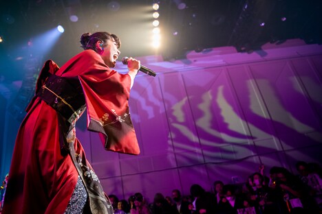 映画「レディ加賀」の主題歌「バケモン」を初披露する眉村ちあき。