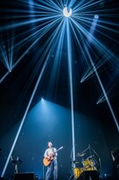 「未来の僕が手を振っている」を披露する眉村ちあき。