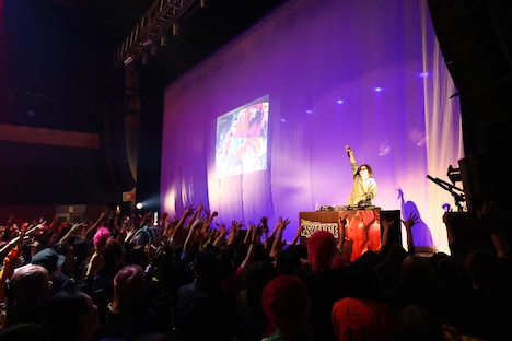 DJ-INA（Photo by Ueno Hiroyuki［LINKSOLU,Inc.］、Ichinose Aki［LINKSOLU,Inc.］）