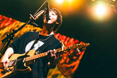 スズキナオト（G, Cho）（Photo by 冨田味我）