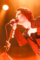 ズキユウスケ（Vo, G）（Photo by 冨田味我）