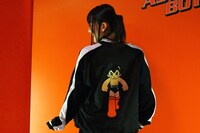 「鉄腕アトム」を見せるスルギ（Red Velvet）。