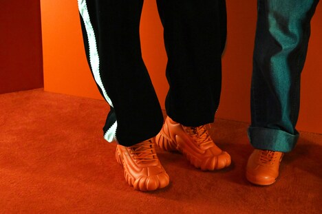 スルギ（Red Velvet）の足元。「鉄腕アトム」とコラボした新作アイテムを着用している。