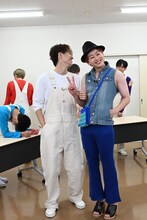 超特急いちの長身・タカシと並ぶ、変装後のシューヤ。