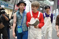 街ブラ中のユーキ（中央右）に絡むシューヤ（中央左）。