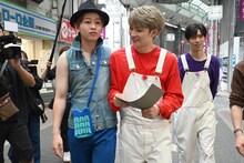 街ブラ中のユーキ（中央右）に絡むシューヤ（中央左）。