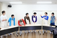 タクヤへのプレゼントを発表する超特急。