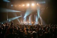 拳を上げるオーディエンス。