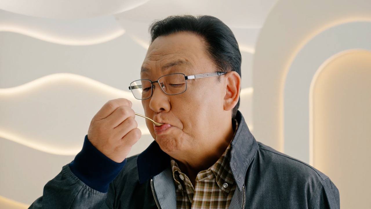 ローソン新テレビCM「メリーデリシャス！ クリスマススイーツ」編より。