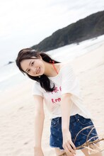 江籠裕奈の卒業写真集「限りなく、恋だと思う」より。（撮影：青山裕企）